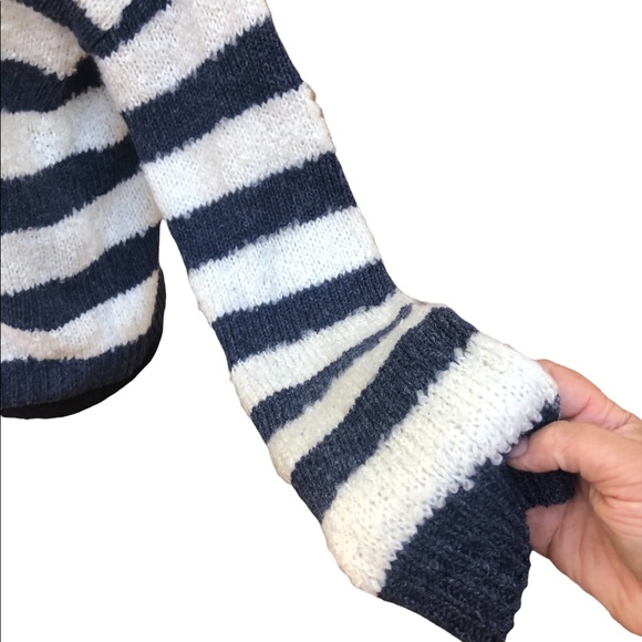 Sadie & Sage Striped Blue and White Sweater size Small - Picture 4 of 10